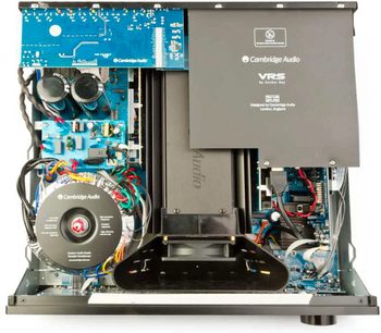 Cambridge Audio Azur 751R sort hjemmebiografsforstærker, åben, indvendigt syn af elektroniske komponenter og printplader