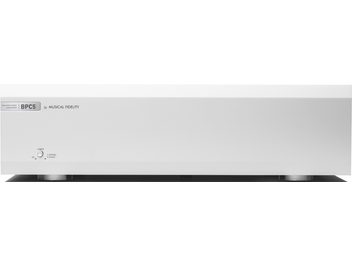Condicionador de energia BPC 5 Musical Fidelity, vista frontal, caixa retangular prateada, botão circular e inscrições à esquerda