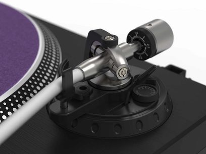Hi-fi pladespiller Glorious VNL-500 USB sort, tæt ovenfra-billede af tonearmen og justeringsknopper