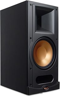 Enceinte bibliothèque Klipsch RB-81 noire, vue de face, haut-parleur orange visible dans caisson trapézoïdal noir mat