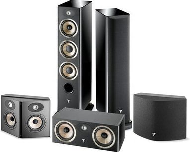 Pakke med Focal Aria 926 SR sorte højglanspolerede gulvhøjtalere bestående af 5 højttalere i forskellige størrelser, set forfra