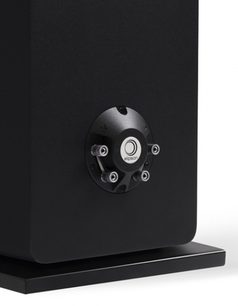 Elipson Prestige Facet 34F sort højttaler, lakeret i sort, set forfra tæt på den runde højttaler med 5 bolte