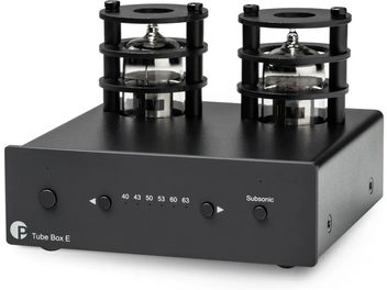 Pro-Ject Tube Box E must phono eelvõimendi, mille peal on näha kaks lampi, kolmveerandvaates