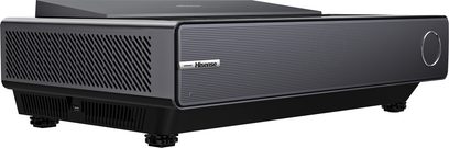 Hisense PX2-PRO projektor, perspektivvisning, venstre sideventilationsgitter, justerbare fødder, logo på fronten