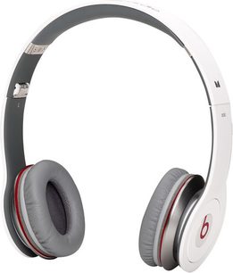 Beats Solo HD hvide hovedtelefoner, set forfra og fra siden, ovale grå ørepuder, sort og rød hovedbøjle