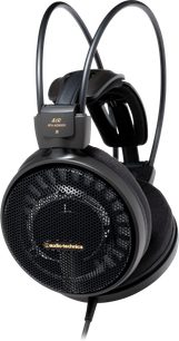 Atviri juodi hi-fi ausinės „Audio-Technica ATH-AD900X“ su apvaliais grotelių tipo ausinių kaušeliais ir dviguba lankelio juosta, matomos iš šono