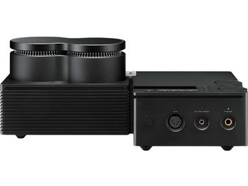 Preamplificatore per cuffie Yamaha HA-L7A in metallo nero, vista frontale, doppio blocco di cui uno alettato, prese XLR, 4,4 mm e 6,35 mm