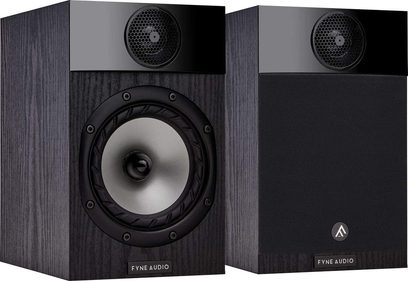 To Fyne Audio F300 bogreolhøjttalere i sort træ, set forfra, med runde højttalere og central diskant