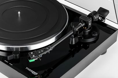 Thorens TD 202 sort lakeret pladespiller, nærbillede af tallerkenen og tonearmen med pickup, let skråt vinkel