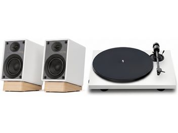 Set hi-fi con giradischi bianco dal piatto nero e due diffusori compatti bianchi su supporti con finitura in legno
