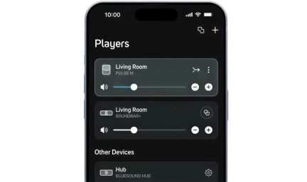 Ecran de smartphone care afișează aplicația BluOS în modul întunecat, cu control audio multiroom Players și volum