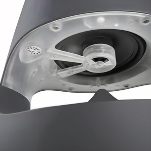 Close-up van de onderkant van de Triangle Garden 7 outdoor speaker, cilindrische behuizing in antracietgrijs plastic, zwart membraan omgeven door een interne, doorschijnende steun en kleine zijdelingse, gegradueerde wijzerplaat