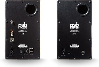 To trådløse, forbundne PSB Alpha iQ højttalere i mat sort, set forfra, med højttaler, porte og betjeningsknapper synlige