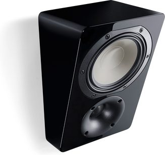 Lesklá černá reprosoustava Dolby Atmos Canton AR 5, nástěnná skříň s lichoběžníkovým tvarem s velkým světlým wooferem a kulatým tweeterem