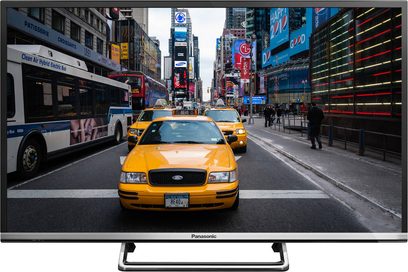 Panasonic TX-32DS500E-fladskærm, der viser en travl gade i New York med gule taxier og busser i forgrunden