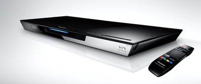 Panasonic DMP-BDT320 sort 4K Blu-ray-afspiller, set forfra og fra siden med fjernbetjening, på hvid baggrund