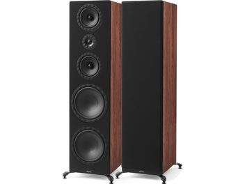Elipson Prestige Facet II 34F nyírfa színű, barna erezetes fa oszlophangszóró pár, fekete elülső felülettel: az egyik négy keretes hangszóróval, a másik leválasztható akusztikus rácsokkal, fekete fémállványokon, háromnegyedes előlátásban