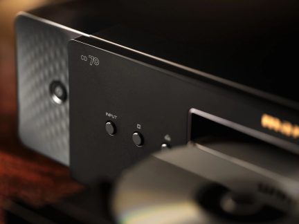 Must Marantz CD 70, must esipaneel sisendnuppude ja ekraaniga lähivaates
