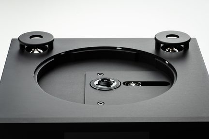 Pladespiller set ovenfra, sort chassis med nedsænket cirkulær tallerken og to bageste akselholdere