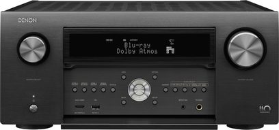 Denon AVC-A110 sort hjemmebiografsforstærker, frontpanel med LCD-skærm, knapper, drejeknapper, porte og to sidehøjtalere