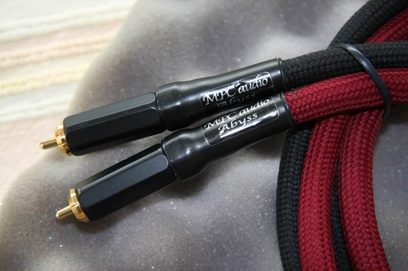 RCA audio kabely MPC Audio Abyss Evo, pozlacené konektory, červeno-černý opletený plášť, na rozostřeném světle šedém pozadí