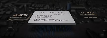 Lys grå, rektangulær elektronisk brikke i metall med svart merking « MEDIATEK ARM », plassert på et mørkt kretskort, sett i skrått perspektiv