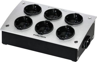 Furutech e-TP60E multiprise med 6 svarte runde stikkontakter på et rektangulært metallisk grått kabinett, sett ovenfra