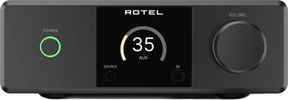 Pohled zepředu na integrovaný stereo hi-fi zesilovač Rotel DX-5 v černé barvě, matný kovový kryt, kulaté zapínací tlačítko s retro zeleným podsvícením vlevo, centrální černý displej s měřidlem a digitálním zobrazováním, velký ovládací knoflík hlasitosti vpravo