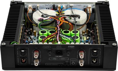 Amplificatore integrato stereo Rega Solis, vista posteriore con coperchio rimosso con trasformatori, condensatori verdi e dissipatori neri