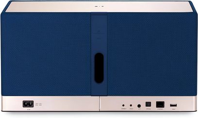 Triangle AIO 3, baksidevisning, høyttaler med blått stoff, sentralt bassrefleksrør, metallpanel, AC-, AUX-, optisk-, Ethernet- og USB-porter