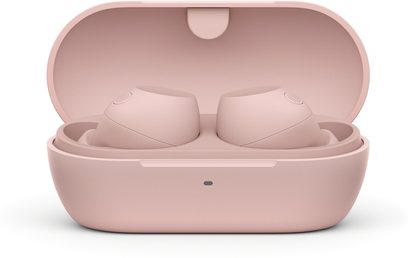 Matowe, różowe etui ładujące z tworzywa sztucznego, widoczne od frontu, zawierające douszne słuchawki Sony WF-C710N z przednią diodą LED i małymi, okrągłymi siateczkami na słuchawkach