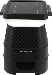 Přenosný Bluetooth reproduktor Definitive Audio Solar Easyrider, pohled zepředu, černý perforovaný kryt, solární panel na horní straně