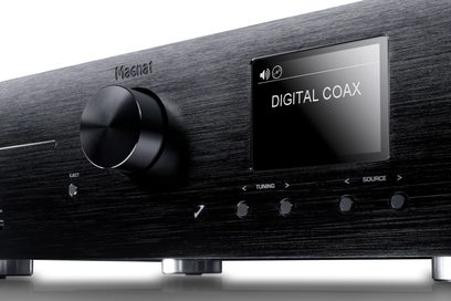 Magnat Digital COAX-audiosystem med sort front, knapper og LCD-skærm, set forfra i nærbillede