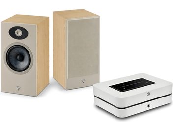 Pár regálových reproduktorů ze světlého dřeva Focal s bílým síťovým zesilovačem Bluesound Node v tříčtvrtečním pohledu