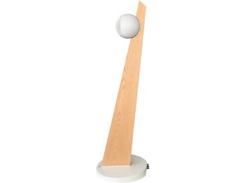 Compacte Cabasse iO3 luidspreker, matte witte bol op een slanke lichteikenhouten standaard, vooraanzicht op een witte achtergrond