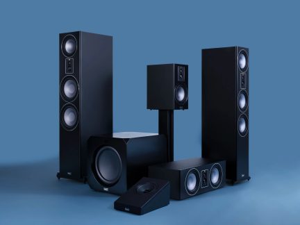 Set van 7 zwarte luidsprekers bestaande uit zuilluidsprekers, subwoofer, centerspeaker, surround en Dolby Atmos-module, vooraanzicht