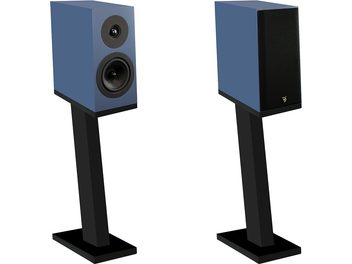Bokhyllehøyttaler Davis Acoustics Courbet nr. 3 blå, skrått perspektiv, rektangulært kabinett, 2 sirkulære høyttalere, svart stativ