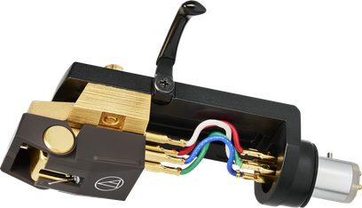 Testina Audio Technica AT-VM750xSH/H montata su shell, vista laterale, corpo in plastica grigio scuro con inserto metallico dorato, connettori dorati, puntina e fili rosso, verde, bianco e blu visibili