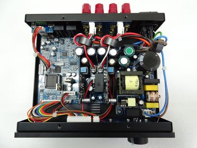 Nuprime IDA-6 sort hi-fi stereforstærker, set oppefra, med synlige elektroniske komponenter og farverigt kabling indeni