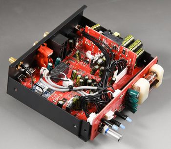Bezdrátový vysílač Advance Paris WTX-TUBES, pohled z ptačí perspektivy do vnitřku, červené a černé elektronické obvody