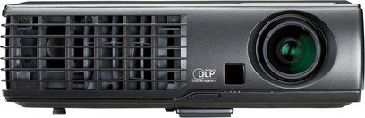 Optoma 7155 sort videoprojektor, forside med gitter og linse, let skråt venstre trekvarterssyn
