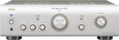Wzmacniacz hi-fi stereo Denon PMA-1500AE, widok z przodu, srebrna obudowa z przyciskami i pokrętłami regulacyjnymi, centralny wyświetlacz