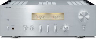 Amplificatore hi-fi stereo Yamaha A-S1200 argento, vista frontale, pannello frontale argentato con pulsanti, prese e display VU-meter