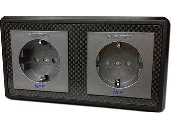 Dve čierne nástenné elektrické zásuvky Furutech FT-SWS-D NCF (R), čelný pohľad, v čiernom obdĺžnikovom puzdre