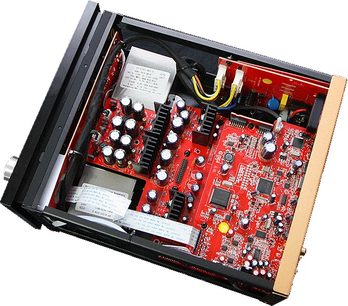 Indvendigt syn af en åben sort Advance Paris DX1 audio DAC-konverter, der viser det røde printplade med komponenter