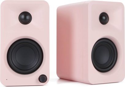 Set aus zwei Kanto ORA Smart-Lautsprechern in mattem Rosa aus Kunststoff, eine in Frontalansicht und die andere in dreiviertel rechter Vorderansicht, rechteckige Gehäuse mit abgerundeten Ecken, schwarzer Hochtöner oben, schwarzer Tieftöner unten und schwarzer Einstellknopf.