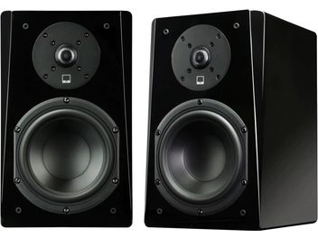 Diffusori acustici da libreria SVS Prime Bookshelf neri lucidi, vista frontale, tweeter e woofer circolari, cabinet rettangolare nero