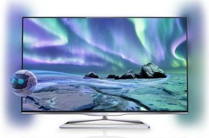 Philips 47PFL5008H-fladskærm, der viser et grønt og violet nordlys over et snelandskab med klipper i vandet