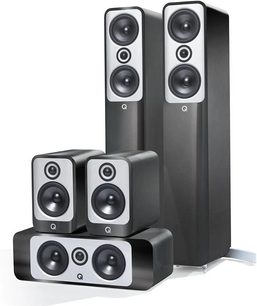 Sæt af Q acoustics Concept 50 sorte højglans søjlehøjttalere, 5 sorte højttalere, 2 store og 3 små, set forfra