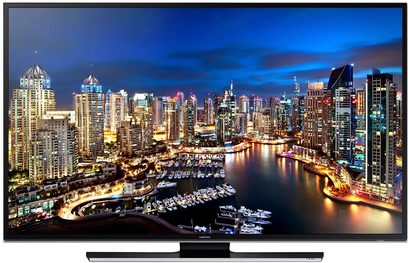 Televizor Samsung UE50HU6900 zobrazující noční pohled na Dubaj s množstvím osvětlených mrakodrapů a loděmi na vodě